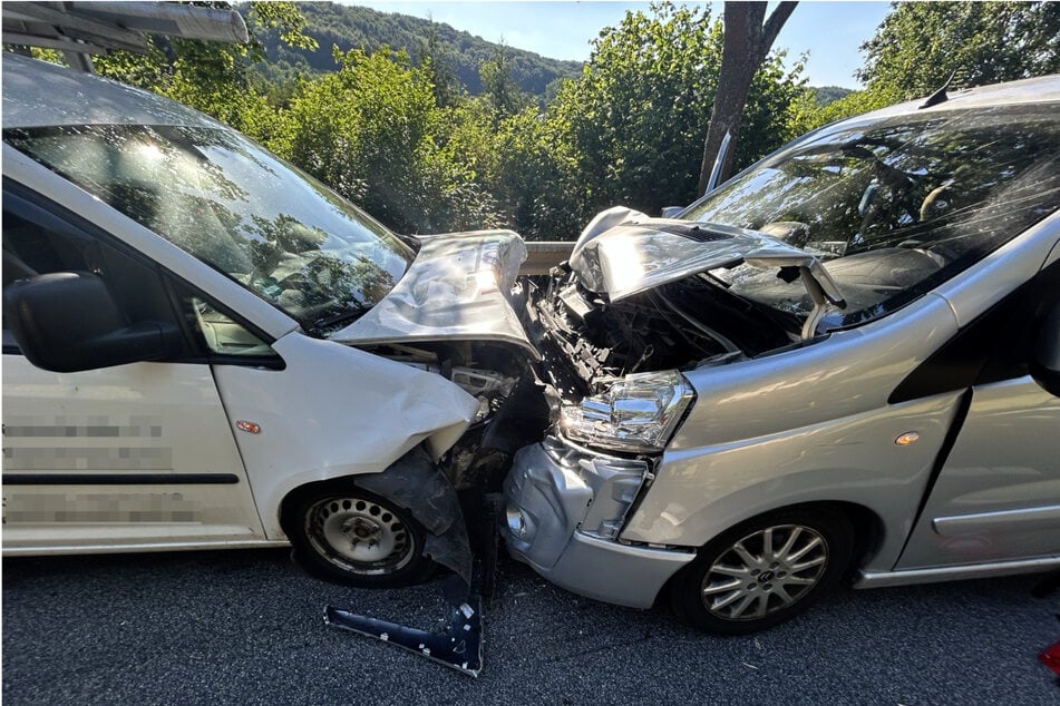 Der Fahrer (55) des VW Caddy soll kurzzeitig das Bewusstsein verloren haben und in den Gegenverkehr geraten sein.
