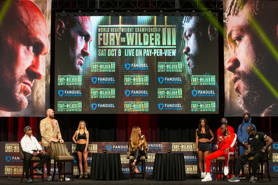Tyson Fury (33, 2.v.l.) und Deontay Wilder (35, 3.v.r.) bei der Pressekonferenz. In der Mitte ist die Moderatorin Kate Abdo (40) zu sehen.