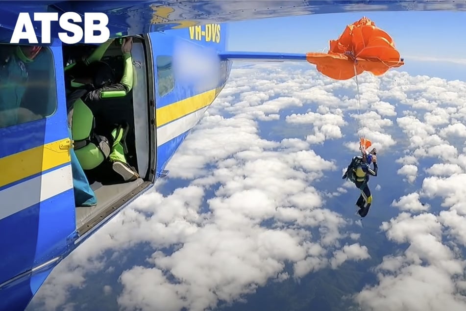 Er baumelte am Heck der Maschine ...