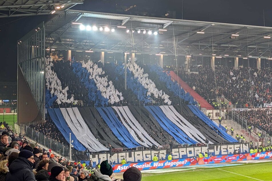 Die HSV-Fans hüllten den Gästeblock in schwarz, weiß, blau ein.