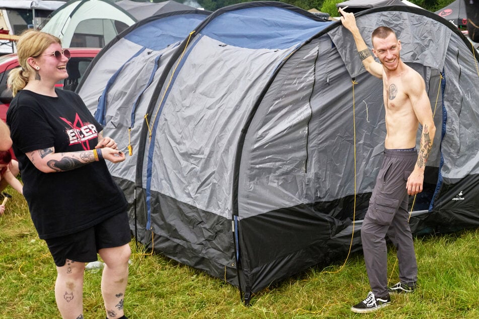 Diese Raver konnten ihre Zelte auf dem "Nature One"-Campinggelände noch aufbauen - für weitere Camper ist die Anfahrt nicht mehr möglich.