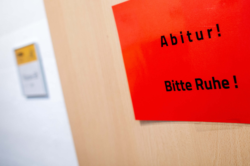 NRW-Abiturprüfungen am Donnerstag finden statt - Ministerium nennt möglichen Grund für Panne