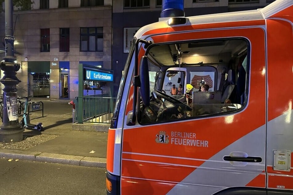 Ein Lösch-Hilfeleistungs-Fahrzeug (LHF) der Feuerwehr steht vor dem U-Bahneingang Kurfürstendamm in Berlin.