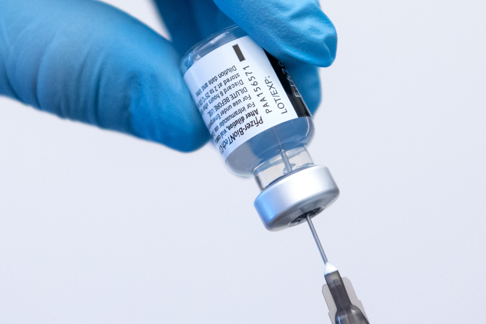 Bayern, Gauting: Ein Mitarbeiterin der Asklepios Klinik bereitet den Covid-19 Impfstoff von Biontech/Pfizer für eine Impfung vor.