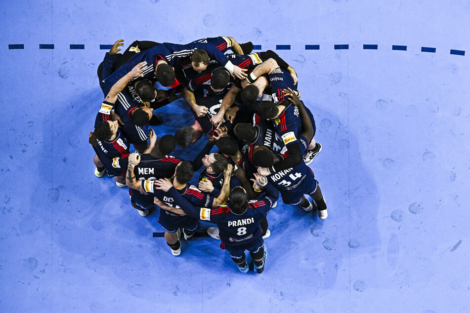Frankreichs Handballer gewannen ihre erste Hauptrunden-Partie trotz der Unterbrechung durch die kroatischen Fans.