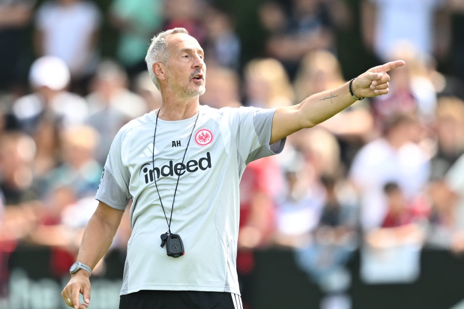 Eintracht Frankfurts neuer Cheftrainer Adi Hütter (56) sieht noch Handlungsbedarf in Sachen Neuverpflichtungen.