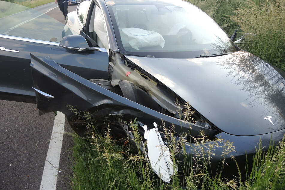Tesla kommt von Straße ab und knallt gegen Baum: Vier Kinder verletzt