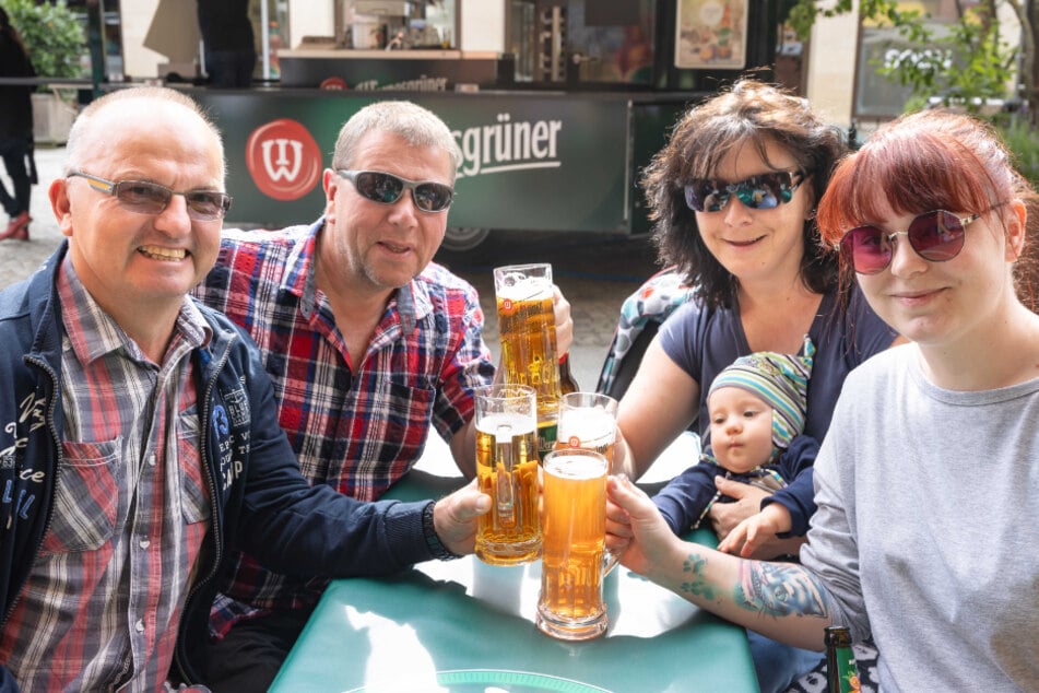 Andre Busch (58, 2.v.l.) und Familie gönnen sich ein Bier.