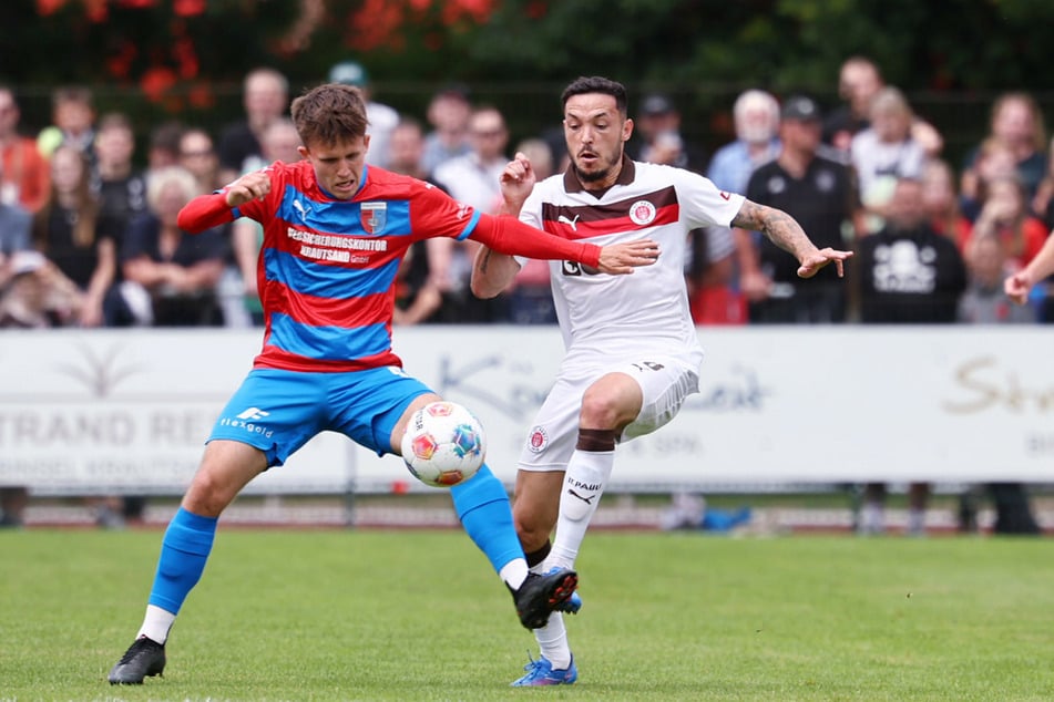 Der FC St. Pauli um Neuzugang Mathias Pereira Lage (r) tat sich gegen die SV Drochtersen/Assel extrem schwer.
