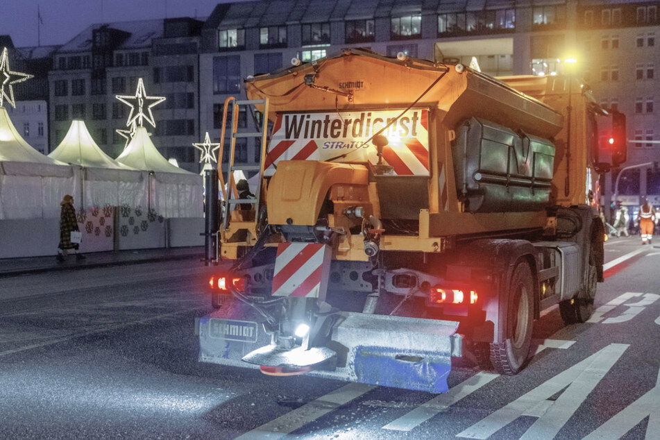 In ganz Hamburg war der Winterdienst in der Nacht am Streuen. (Archivbild)