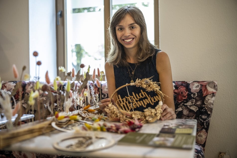 Coby Mary Baldauf (27) zeigt die Blumenkreationen, die sie in ihren Workshops im "Ciao Mau" umsetzt.