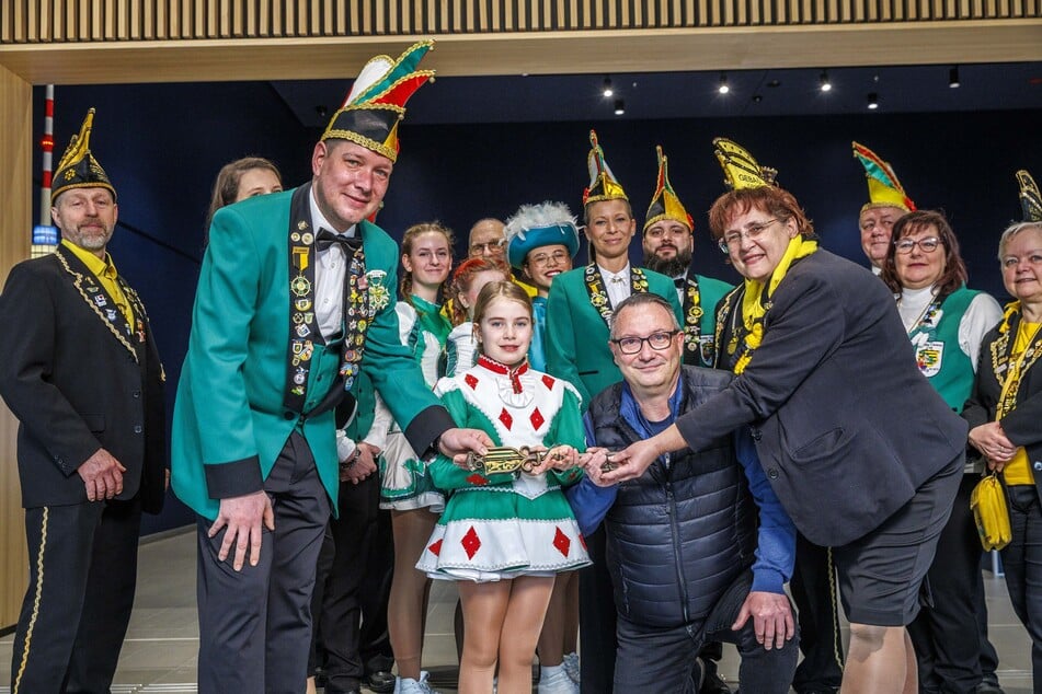 Am Mittwoch übergaben die Narren den Rathausschlüssel wieder an OB-Vize Jan Donhauser (56, CDU).