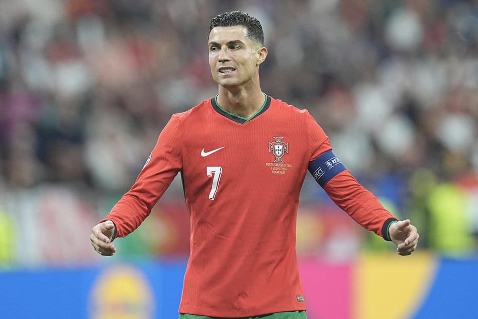 Das EM-Aus gegen Frankreich war ein bitterer Abend für Portugals Stürmerstar Cristiano Ronaldo (39). Doch seine Familie tauchte schon kurz danach in der Kabine in Hamburg auf.
