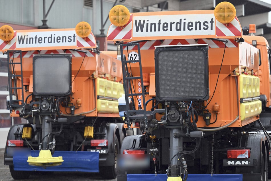 Auch für zwei Fahrzeuge des Winterdienstes war die Straße wohl zu glatt.