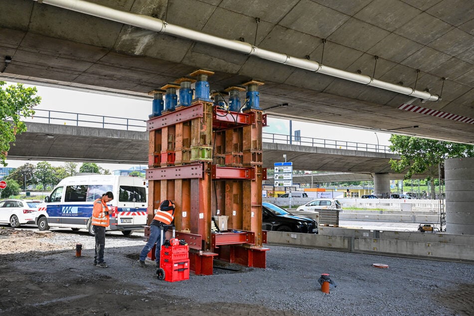 So sehen die Stahlstützen aus, die das Bauwerk entlasten sollen.