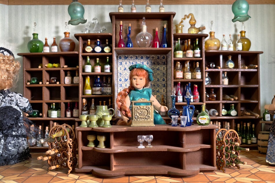 Weinhandlung en miniature: Die Fläschchen für die edlen Tröpfchen messen nur 3,5 cm.