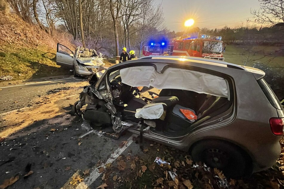 Auf der Straße zwischen Liebschütz und Remptendorf knallten zwei Autos frontal zusammen.