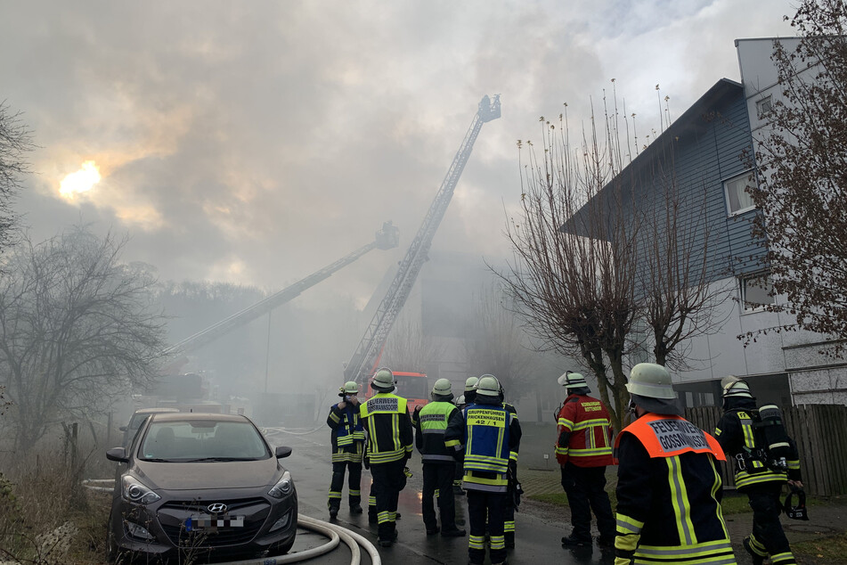 Die angerückten Einsatzkräfte der Feuerwehr konnten ein Übergreifen auf angrenzende Häuser verhindern.