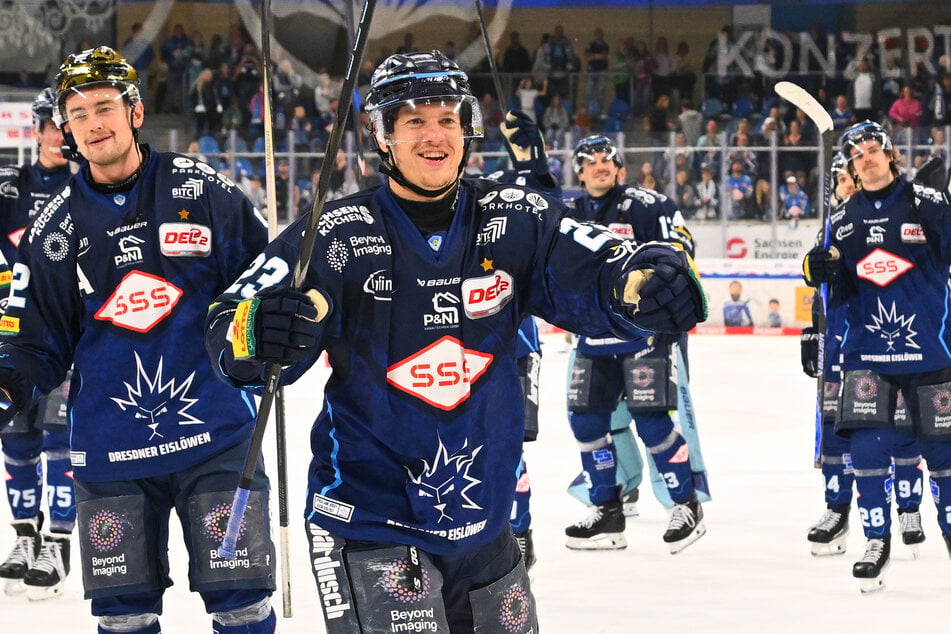 Endlich Grund zum Jubeln: Oliver Granz (29, v.) feierte mit dem Team vor der Fankurve das 5:2.
