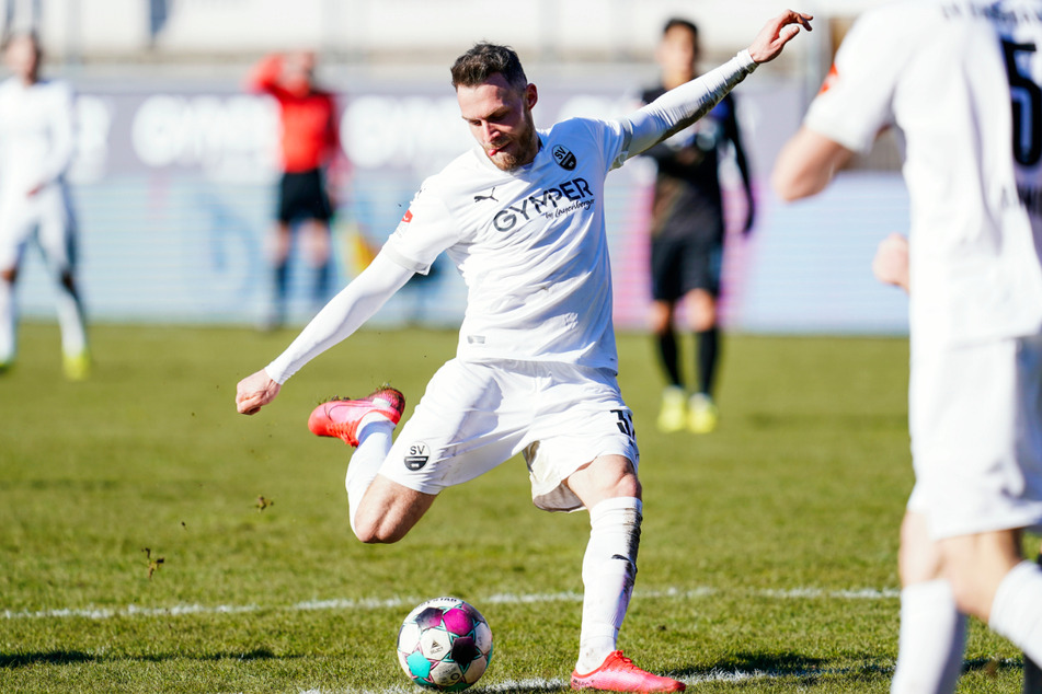 Die Vorentscheidung? Leider nicht, muss man aus Sicht von Patrick Schmidt (27) sagen! Zwar traf der Ex-Dynamo-Stürmer hier zum 2:0 für den SV Sandhausen, verlor mit seinem Team gegen den KSC aber noch mit 2:3.
