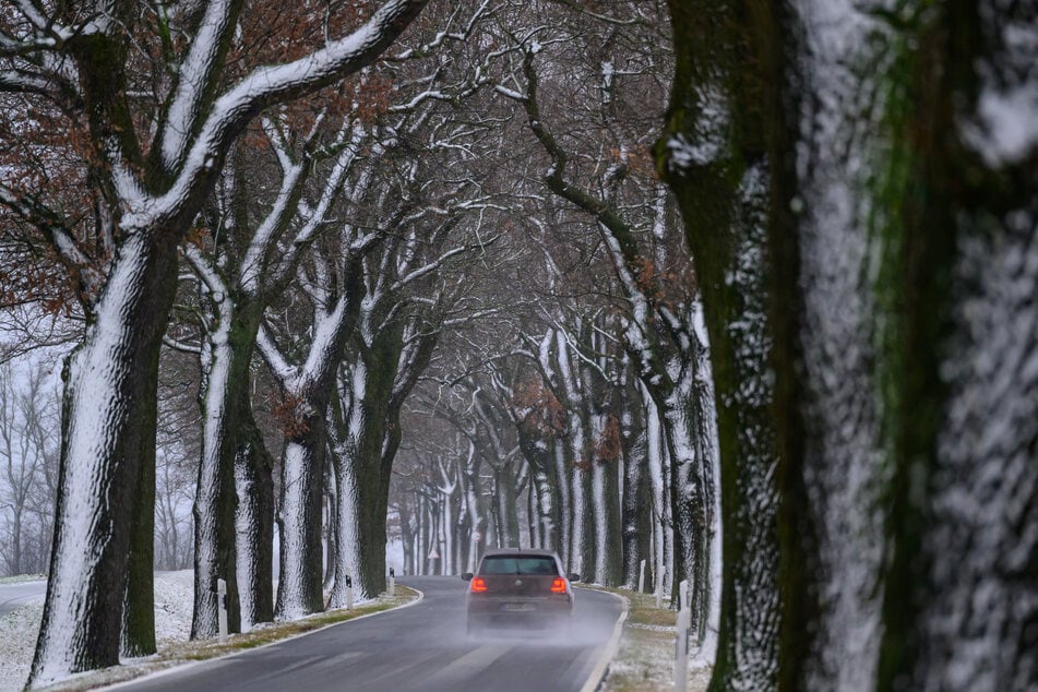 Glatte Straßen behindern den Berufsverkehr in Brandenburg. Es kommt zu einigen Unfällen. Vor allem Nebenstrecken sind schwer zu befahren. (Archivbild)