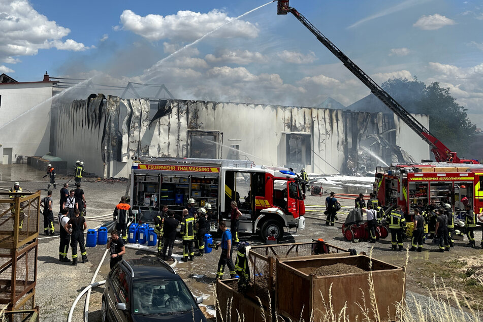 Millionenschaden bei Brand in Oberfranken: Einsatzkraft der Feuerwehr verletzt