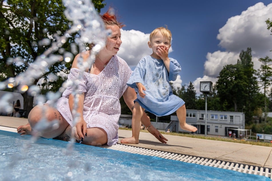 Melanie (37) ist mit Enkel Milo (1) am Kinderplanschbecken des Freibad Bernsdorf. Der Kleine ist noch etwas wasserscheu.