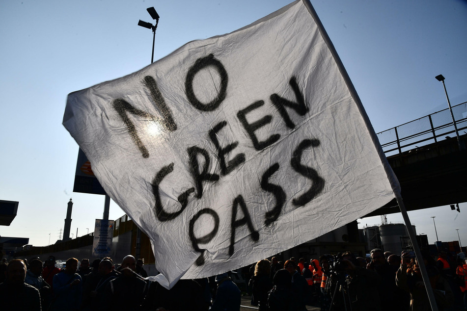 Angestellte des Hafenterminals Psa von Genua protestieren vor den Toren des Terminals gegen die neuen Corona-Vorgaben.