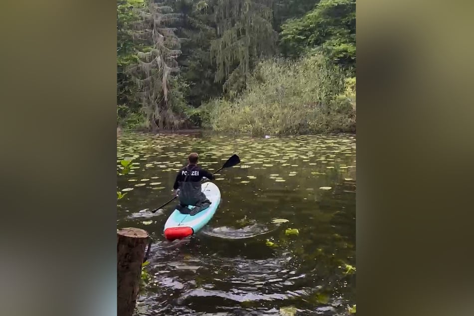 Da ein Boot auf dem Teich nicht eingesetzt werden konnte, griff ein Polizist auf sein privates Stand-up-Paddle-Board zurück.