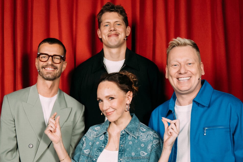 Moderator Joko Winterscheidt (47, v.l.) kämpft mit Comedian Carolin Kebekus (46, u.), NBA-Spieler Moritz Wagner (29) und Streamer Jens "Knossi" Knossalla (40) um den Platz am Moderationspult.