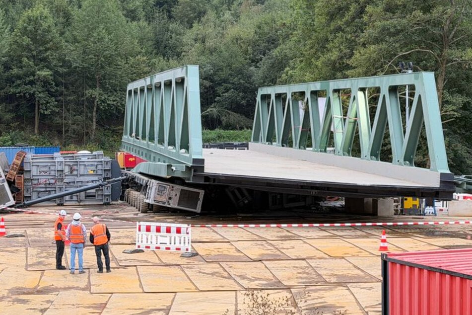 Stahlbrücke sackt ab, Zeitplan futsch: Wichtige Zugstrecke in NRW versinkt im Chaos