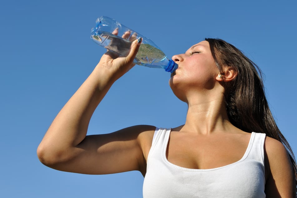 An heißen Tage sollte man ausreichend trinken, am besten Wasser.