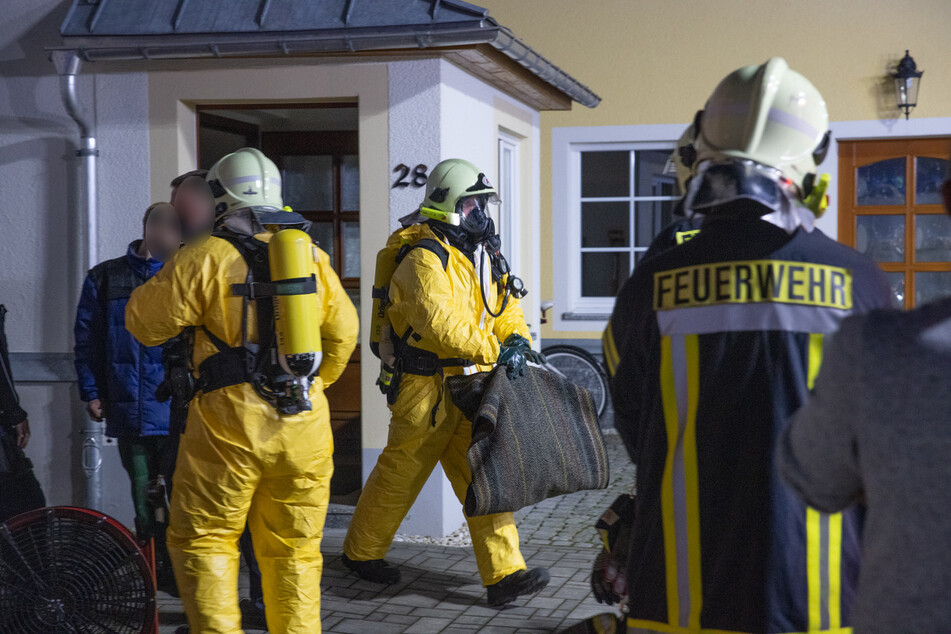 Säure in Keller ausgelaufen: Mehrfamilienhaus im Erzgebirge evakuiert