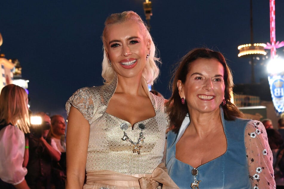 Kurz vor der Wiesn waren Claudia Obert (63, r.) und Verena Kerth (44) beim Beauty-Doc.