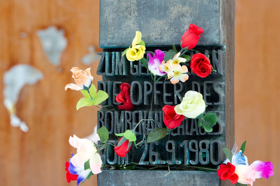 Blumen stecken am Denkmal am Haupteingang der Theresienwiese.