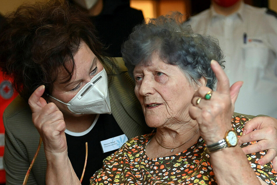 "Keine Impfnebenwirkungen": Heimleiterin Ramona Weigel spricht mit ihrer Bewohnerin Hanna Hertzsch (85).