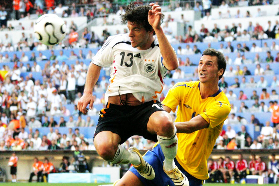 Michael Ballack (45, l.) war im WM-Achtelfinale 2006 gegen Schweden um Zlatan Ibrahimovic (40) obenauf.