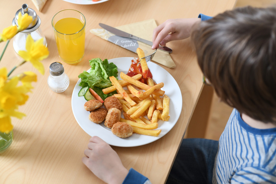 Bislang ist unklar, wie die Ernte für Verarbeitungskartoffeln für Pommes Frites und Chips in NRW ausfallen wird. (Symbolbild)