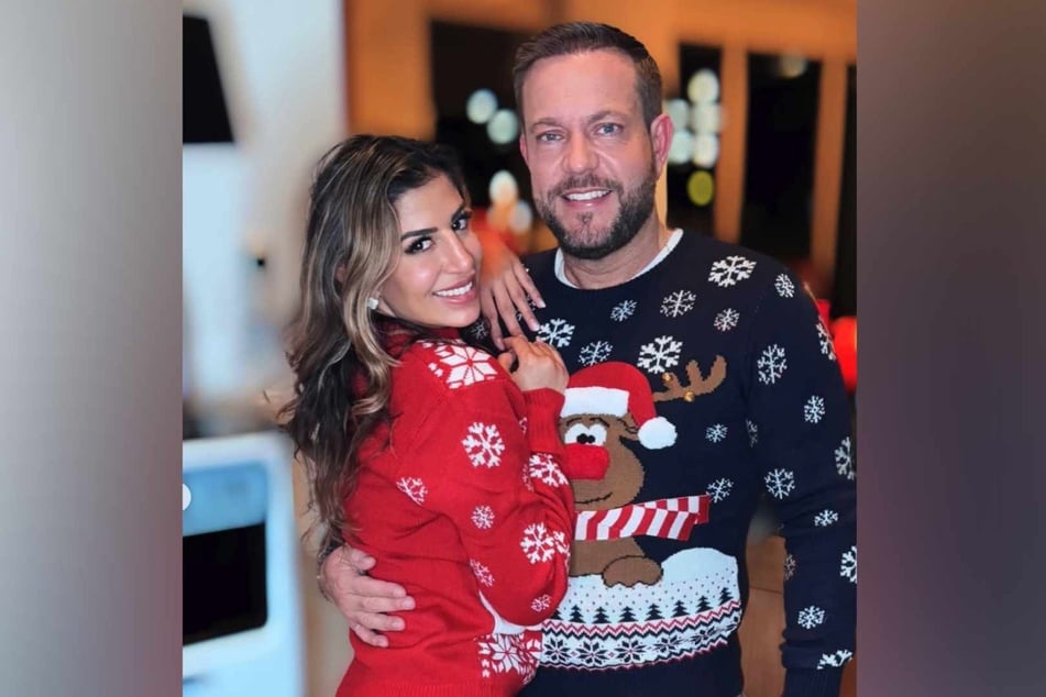 Eva Benetatou (34) und Dennis Kessmeyer (†45) waren mehrere Monate ein Paar. Zum ersten Todestag erinnerte Eva mit einem gemeinsamen Foto an ihren verstorbenen Ex.
