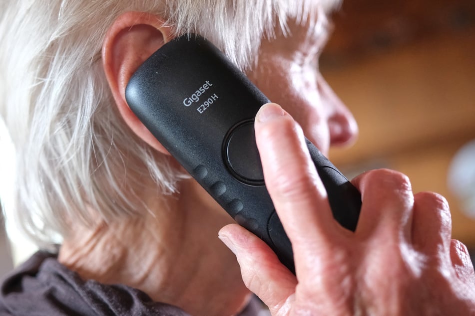 Eine Seniorin ließ sich am Telefon ein Lügenmärchen erzählte und rückte deshalb das Geld heraus. (Symbolbild -> nachgestellte Szene)