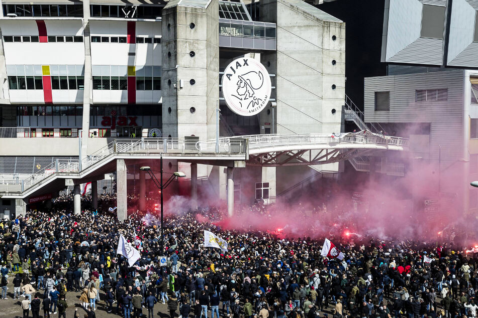 Zu Tausenden versammelten sich die Ajax-Fans vor der Johan Cruijff ArenA und feierten die Meisterschaft. An Corona-Abstände wurde sich leider nicht gehalten.