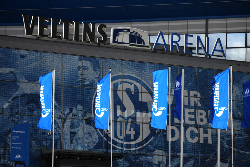 Auf Schalke geht die Angst um: Ein Absturz in die 3. Liga könnte sogar den Verkauf der Veltins-Arena nach sich ziehen.