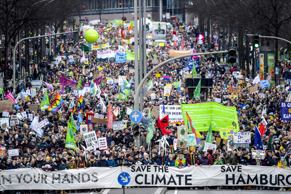 Teilnehmer einer Klima-Demonstration von Fridays for Future ziehen durch die Stadt.