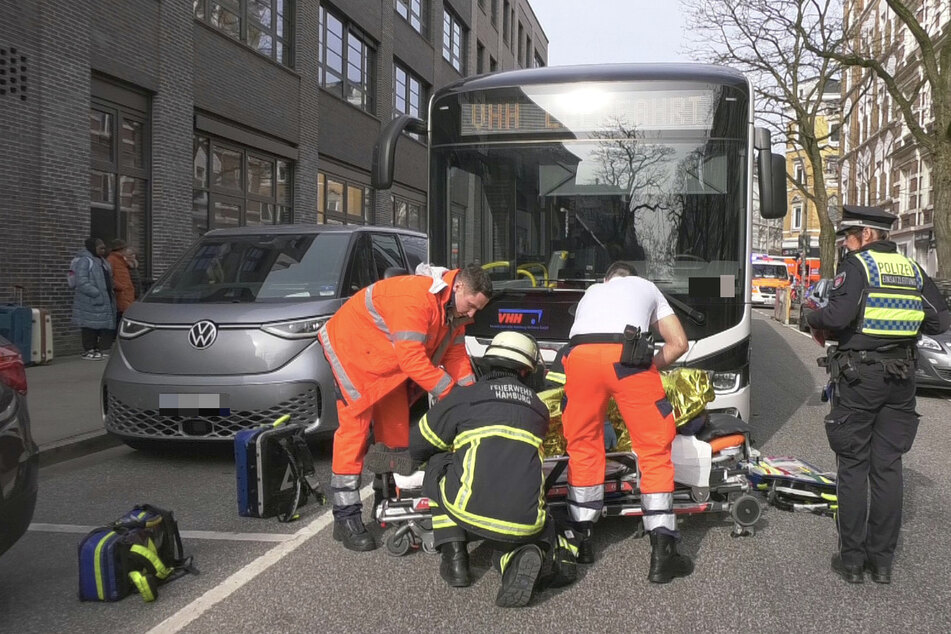 Rettungskräfte kümmern sich um die verletzten Bus-Insassen.