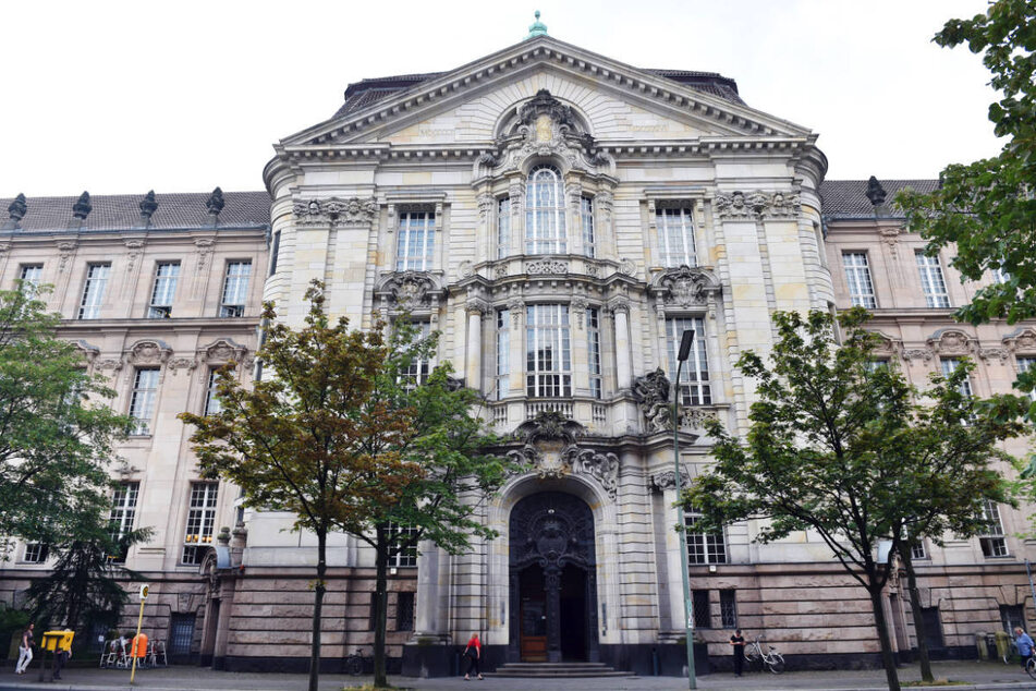 Die Anwälte von Fredi Bobic haben am Landgericht Berlin Klage gegen die fristlose Kündigung des Ex-Hertha-Managers eingereicht.