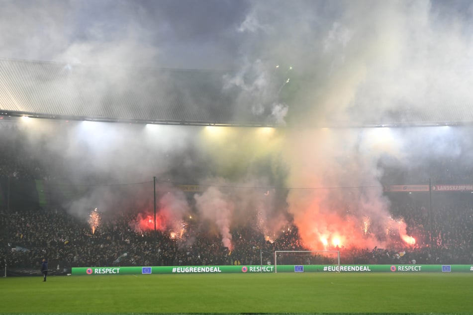 Feyenoord-Fans sorgten schon vor Anpfiff mit viel Pyrotechnik für passende Europapokal-Atmosphäre.