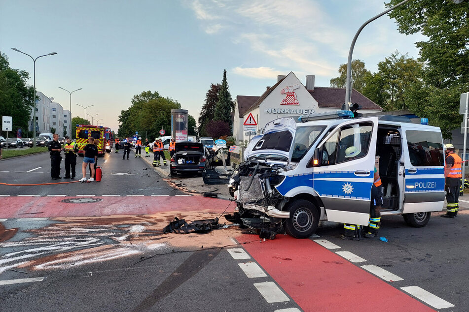 Die Front des Polizei-Sprinters wurde durch den Aufprall komplett eingedrückt.