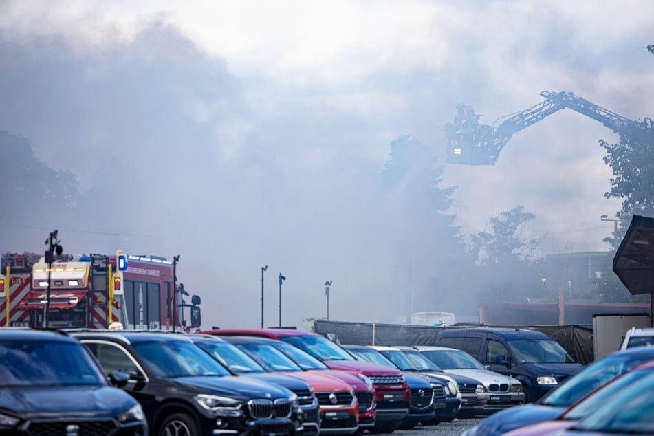 Flammen und dichter Rauch in Darmstadt: Werkstatt brennt
