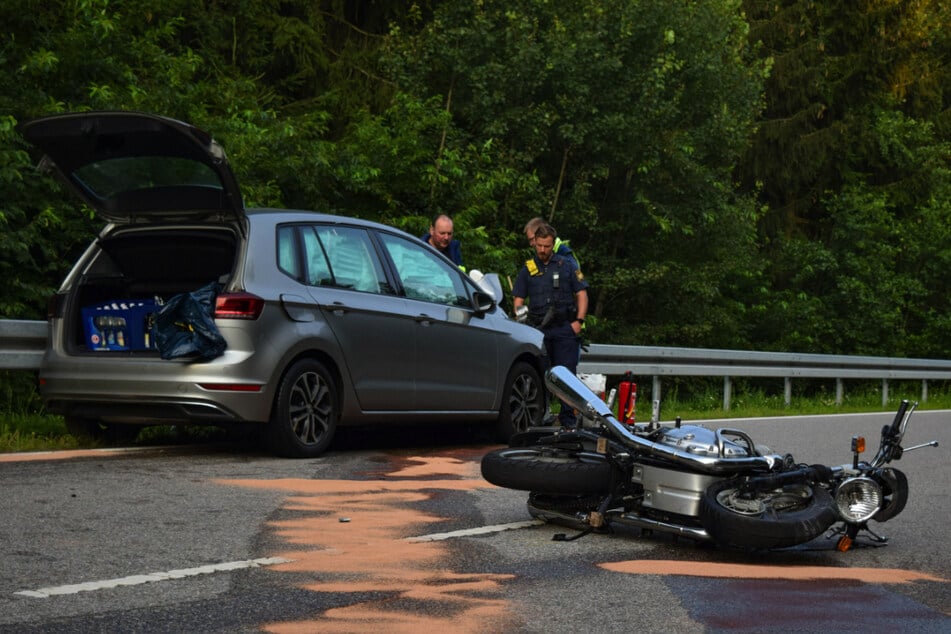 Das Auto und das Motorrad krachten frontal ineinander. Wer in den Gegenverkehr geraten war, war zunächst unklar.