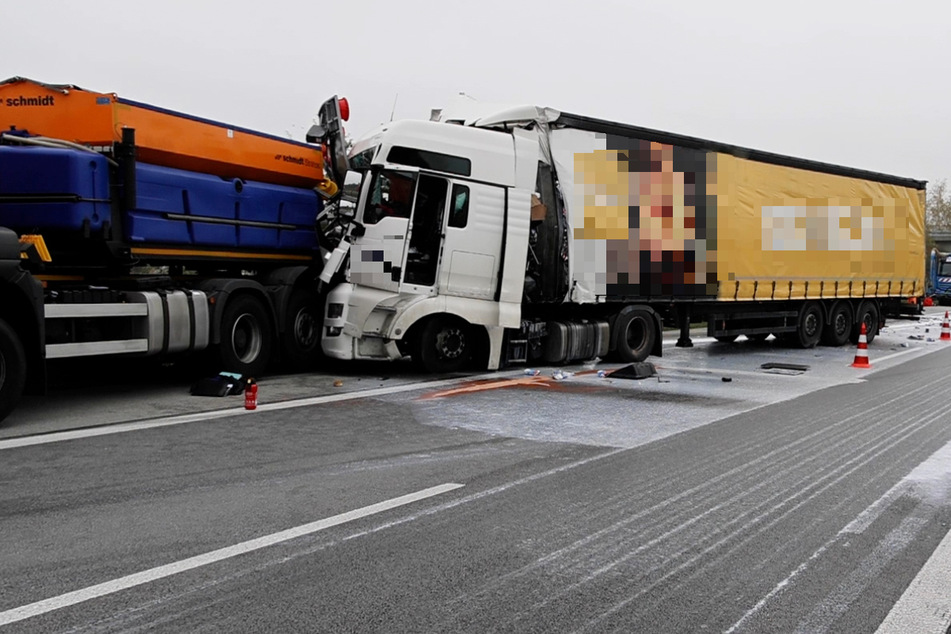 Auf der A94 in Bayern haben sich nach dem Unfall viele Liter Milch verteilt.